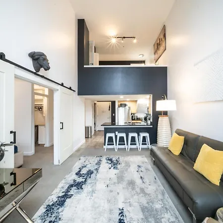 Modern Downtown Top Floor Penthouse With Bay Views